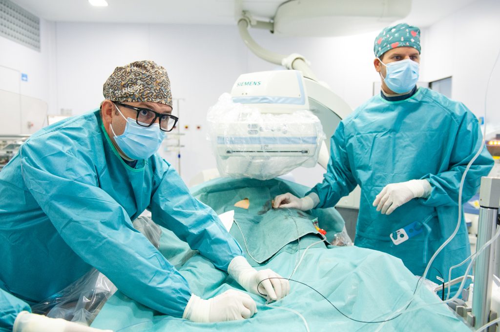Procedimiento endovascular en la sala de angiografía