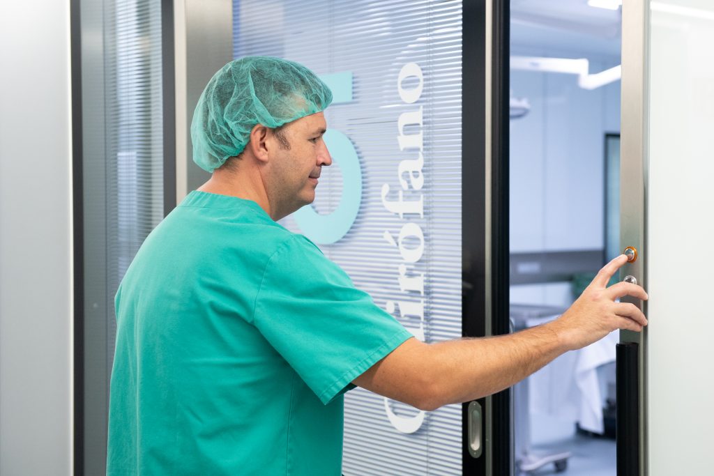 El Dr. Óscar Merino entrando a quirófano