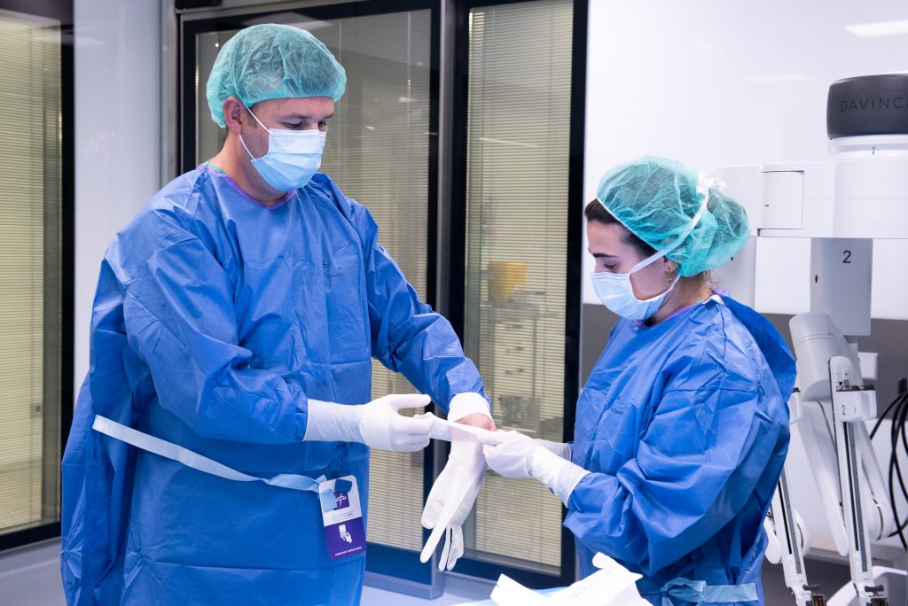 Dr. Óscar Merino preparándose para una intervención