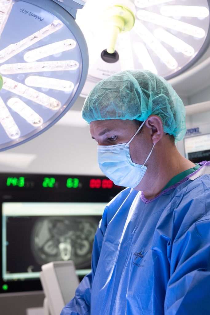 El Dr. Óscar Merino en quirófano