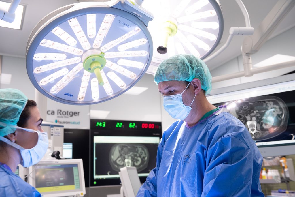El Dr. Óscar Merino operando en quirófano