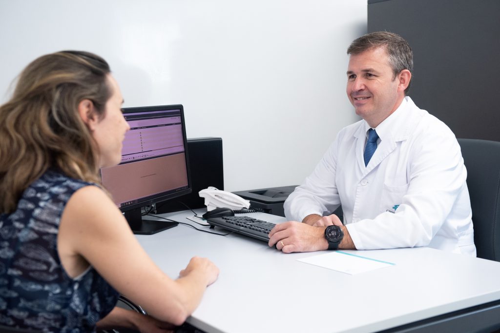 El Dr. Óscar Merino atendiendo a una paciente en su consulta