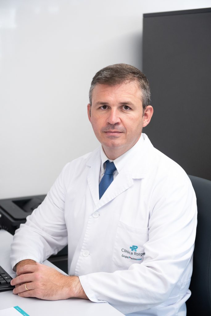 Retrato del Dr. Óscar Merino en su consulta